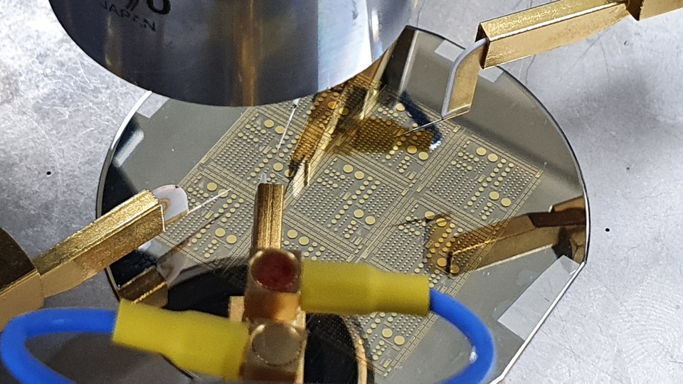 ETRI 연구진이 개발한 2인치 수직형 GaN 전력반도체 [사진=ETRI]