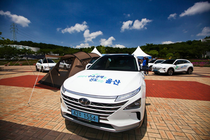 수소경제 활성화를 위해 생산-저장-운송분야에서의 기술력 확보가 필요하다는 주장이 제기됐다. 사진은 6월21일 울산대공원에서 울산시, 한국수소산업협회, 현대자동차가 수소전기차를 홍보하기 위해 마련한 수소차 시승 체험행사 현장 [자료사진=울산시]
