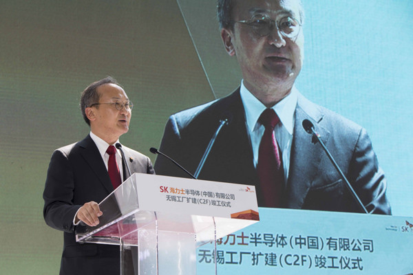 사진은 지난해 4월 중국 우시에서 가진 C2F 준공식에서 인사말을 하고 있는 이석희 SK하이닉스 CEO [자료사진=SK하이닉스]