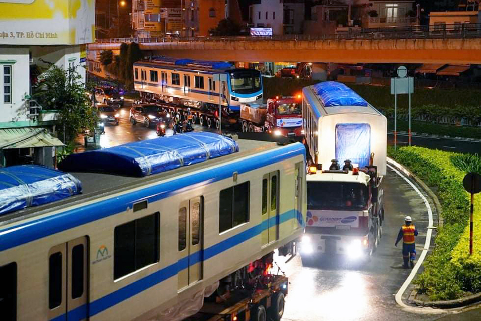 CJ제마뎁이 호찌민 도시철도 1호선 전동차를 운송하고 있다. [사진=CJ대한통운]