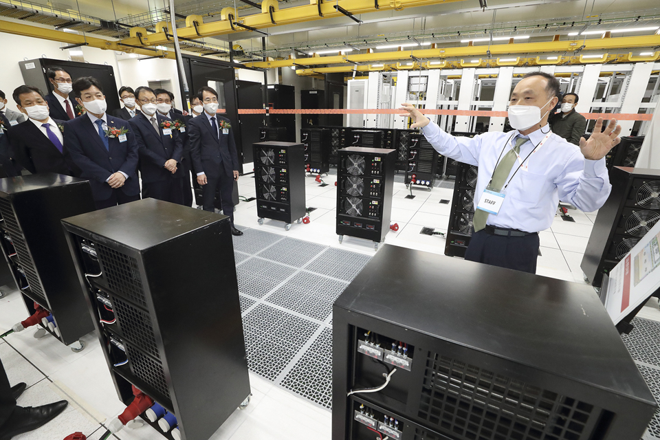 용산IDC 서버실에서 관계자들이 설명을 듣고 있다. [사진=KT]