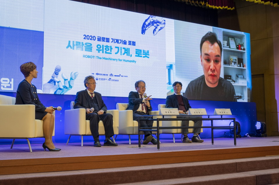 이날 포럼에서는 기계연 로봇메카트로닉스연구실 박찬훈 실장과 KAIST 오준호 교수, 네이버랩스 석상옥 대표, 큐렉소 정성현 부사장 패널토론자로 참여했다. [사진=기계연]