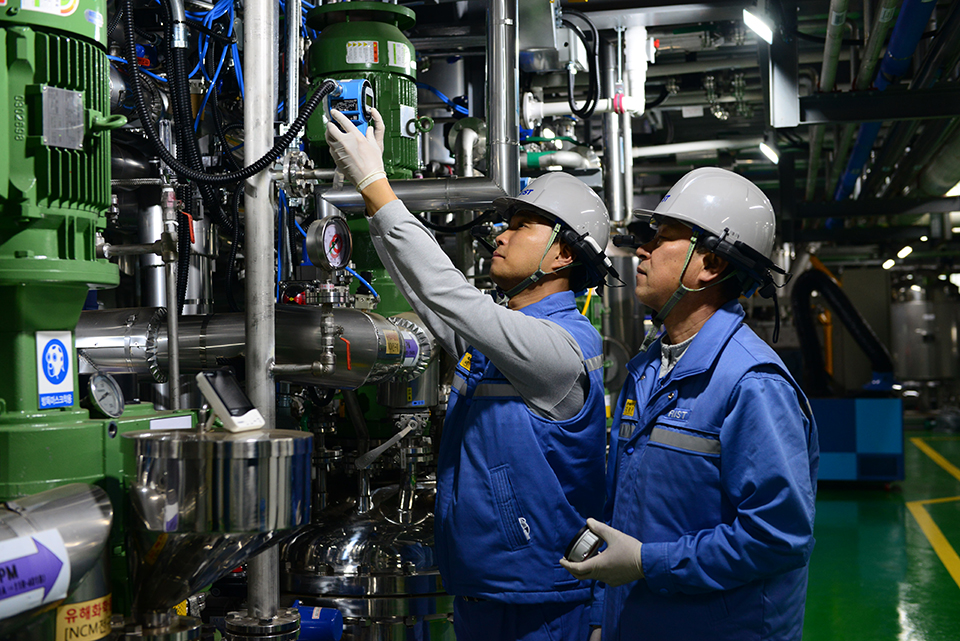 RIST 현장작업자들이 26일 포스코케미칼 파일롯 공장(포항시)에서 디지털트윈 기반 XR 기술중 원격협업 솔루션을 시연하고 있다. [사진=KETI]