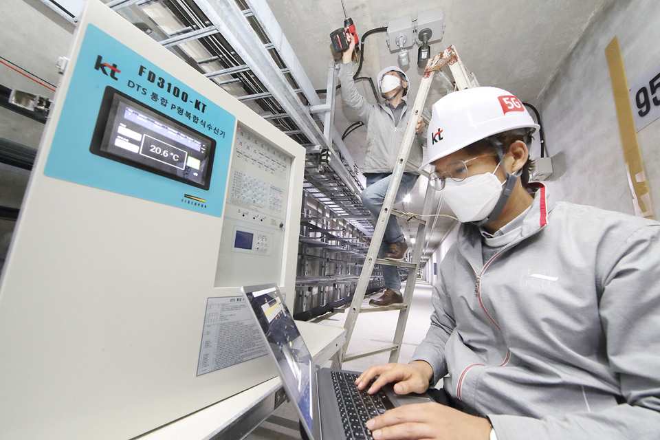 KT 엔지니어가 대전 KT대덕1센터에서 DTS 통합 화재수신기를 테스트하고 있다. [사진=KT]