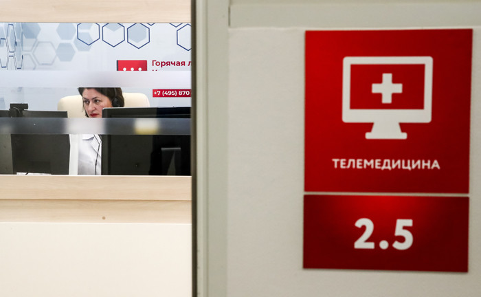 사진은 4월7일 모스크바 소재 원격진료센터에서 근무하는 직원이 코로나19 환자와 영상통화를 진행하면서 증상을 확인하고 있는 모습 [사진=타스/연합뉴스]