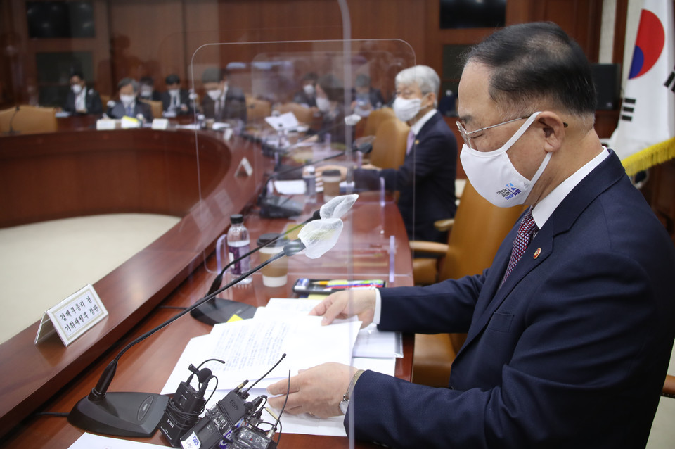 3일 홍남기 부총리 겸 기재부 장관이 정부서울청사에서 열린 제5차 혁신성장전략회의를 주재하고 있다. [사진=연합뉴스]