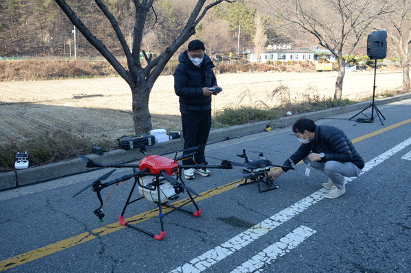 2020년 겨울철 스마트 폭설대응 현장훈련에서 5G 드론을 이용해 실시간 관제를 진행하는 모습 [사진=ETRI]