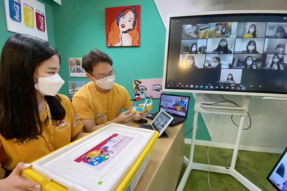 강원도 철원 김화여중 학생을 대상으로 SW창의캠프 비대면 온라인 교육을 진행하고 있는 모습 [사진=CJ올리브네트웍스]
