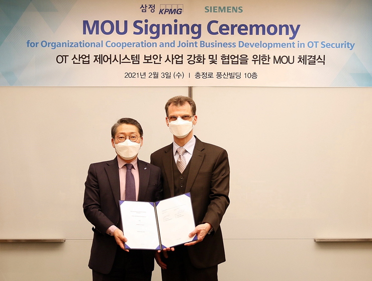 (왼쪽부터) 정대길 삼정KPMG 컨설팅부문 대표, 토마스 슈미드 한국지멘스인더스트리 대표