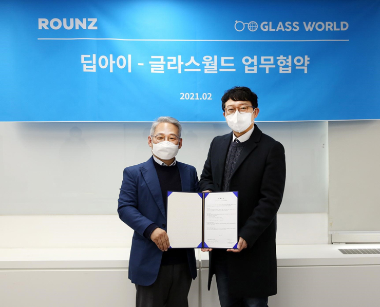 (왼쪽부터) 글라스월드 김대현 대표, 딥아이 김세민 대표가 MOU 체결 후 기념촬영을 하고 있다. [사진=이스트소프트]