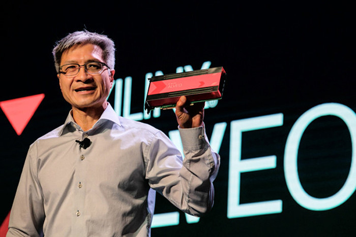 사진은 빅터 펭(Victor Peng) 자일링스 CEO가 2018년 10월 미국 산호세에서 열린 'XDF 2018' 현장 키노트 세션에서 알비오(Alveo) 가속카드를 최초로 공개하는 모습 [IT비즈뉴스(ITBizNews) DB]