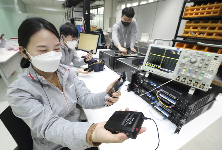 서울 서초구 KT연구개발센터에서 KT 연구원이 양자암호 비화통신 기술을 시연하고 있다. [사진=KT]