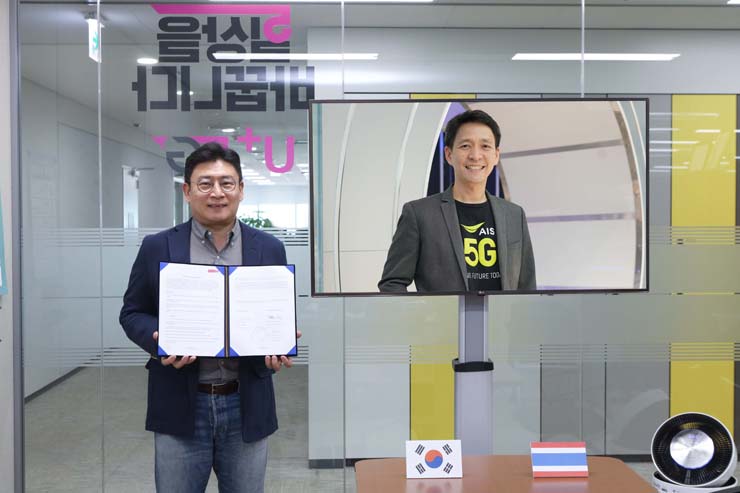 (왼쪽부터) 최윤호 LG유플러스 상무, 프라따나 릴라파낭 AIS 소비자사업최고책임자가 화상회의를 통해 수출계약을 체결하고 있다. [사진=LG유플러스]