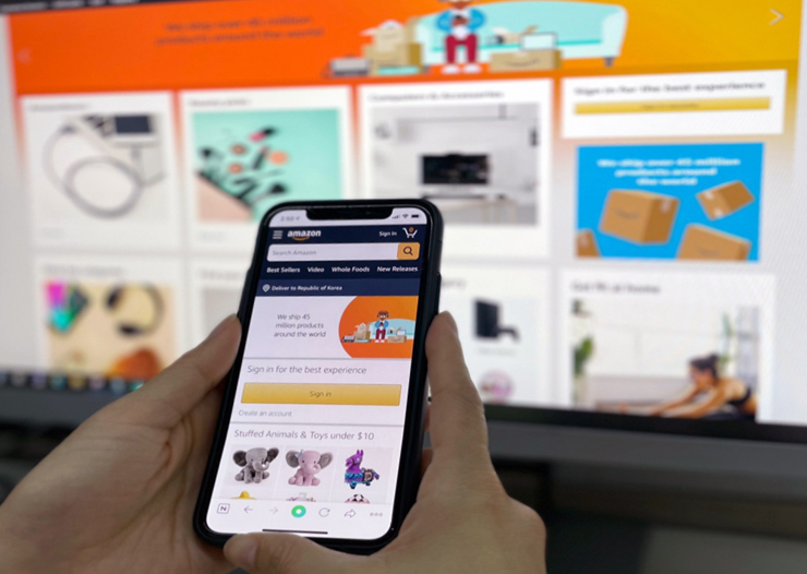 사용자가 모바일 앱으로 아마존 사이트에서 쇼핑하는 모습 [사진=플레이디]