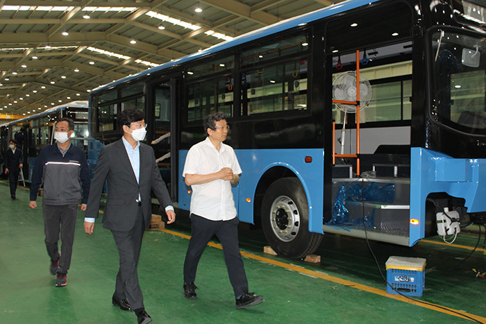 KT는 지난해 7월 에디슨모터스와 친환경 자율주행 전기차(EV) 개발을 위한 협력을 발표했다. 당시 현장에서 KT 커넥티드비즈센터장 최강림 상무(가운데)가 에디슨모터스 강영권 대표(오른쪽)로부터 전기 버스 제조 공정과 관련한 설명을 듣고 있는 모습. [자료사진=KT]