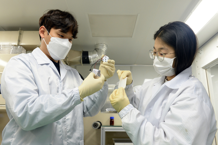 ETRI 연구진이 이온 저항층을 제거한 하이브리드 전해질을 제조해 전지 특성을 확인하는 모습 [사진=ETRI]