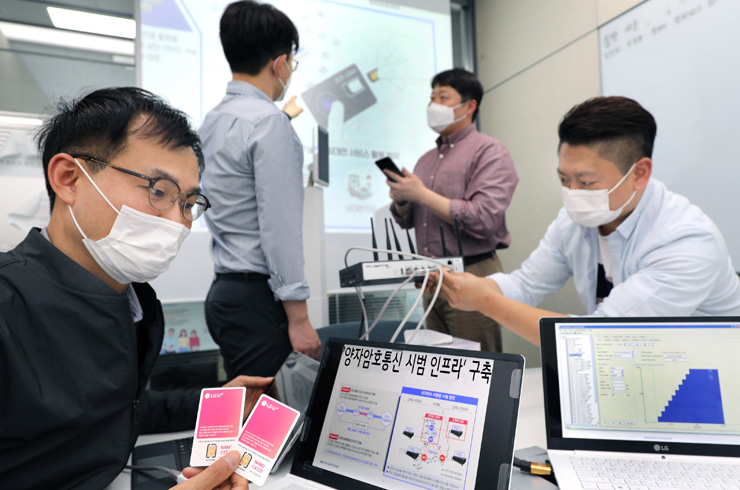 LG유플러스 직원들이 양자내성암호 기술을 검증하고 있다. [사진=LG유플러스]