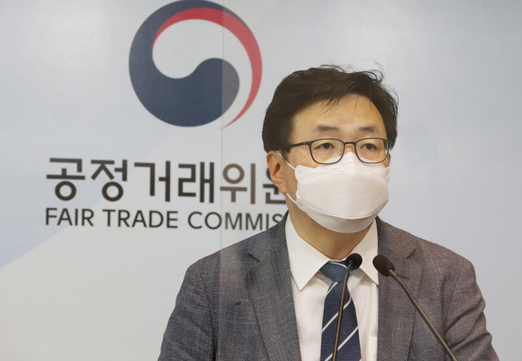 육성권 공정거래위원회 기업집단국장이 24일 세종시 정부세종청사에서 삼성웰스토리에 사내 급식 몰아준 삼성그룹 부당지원행위 제재와 관련해 브리핑하고 있다. [사진=연합뉴스]
