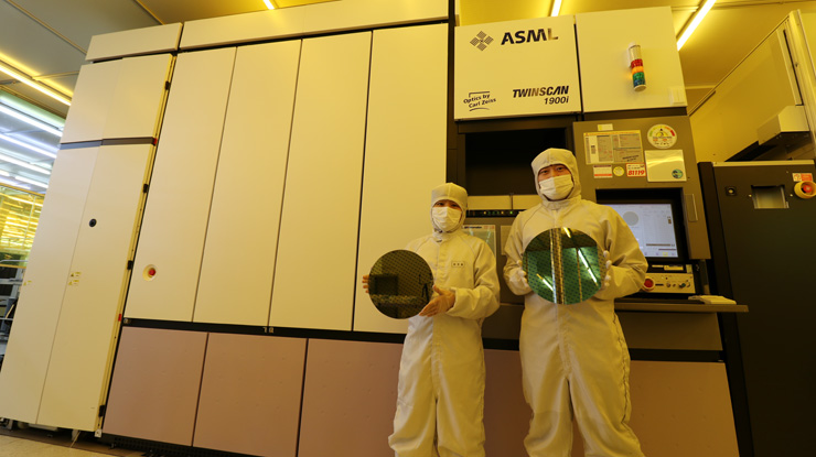 나노종합기술원 연구진이 자체 제작한 40나노 패턴 웨이퍼를 들고 있다. [자료사진=나노종합기술원]