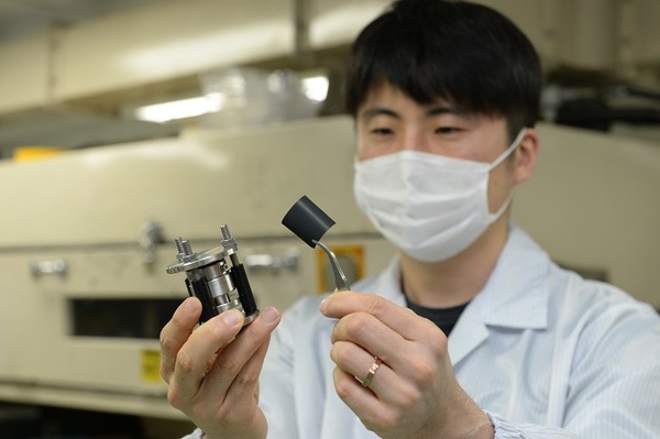 ETRI 연구진이 DGIST와 공동개발한 이차전지 양극 소재를 관찰하고 있다.