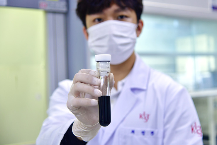 KIST 청정신기술연구본부 연구진이 개발한 흑연-실리콘 복합음극용 전처리용액 [사진=KIST]