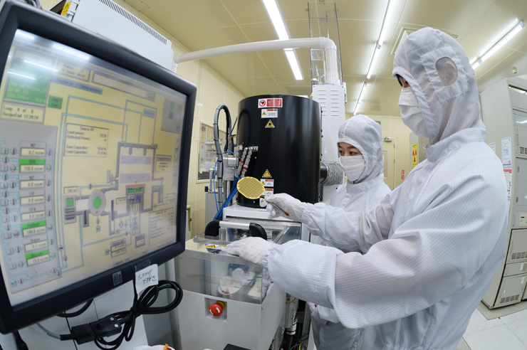 ETRI 연구진이 광학현미경으로 질화갈륨 전력 소자 제작과 관련해 논의 중이다. [사진=ETRI]