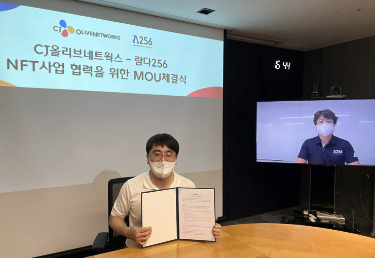 차인혁 CJ올리브네트웍스 차인혁 대표와 박재현 람다256 대표가 국내·외 전략적 NFT 사업협력을 위한 비대면 업무협약을 체결했다. [사진=CJ올리브네트웍스]