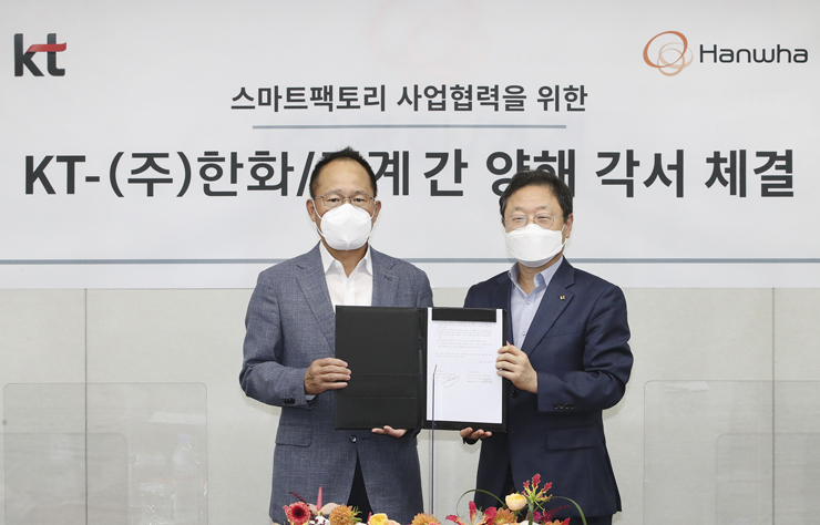 (왼쪽부터) KT 신수정 Enterprise부문장, 한화/기계 옥경석 대표이사 [사진=KT]