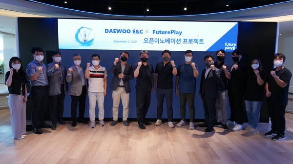 대우건설과 퓨처플레이 임직원들이 오픈이노베이션 프로젝트 킥오프를 진행하고 기념 촬영을 하고 있다. [사진=대우건설]