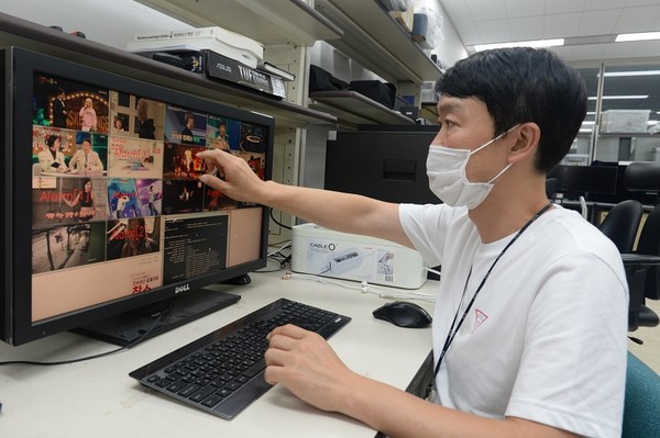 ETRI 연구진이 유해사이트 자동수집 시스템을 시연하고 있는 모습 [사진=ETRI]