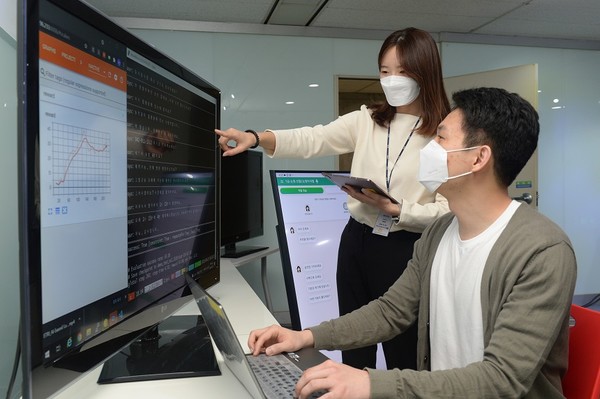 ETRI 연구진이 개발한 인공지능 언어교육 시스템의 대화엔진 학습 과정을 점검하고 있다. [사진=ETRI]