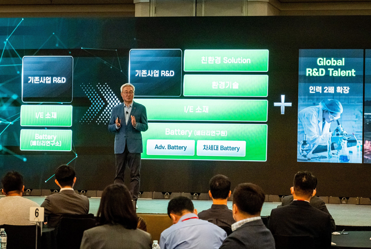 SK이노베이션 김준 총괄사장이 글로벌 포럼에서 발표하고 있다. [사진=SK이노베이션]