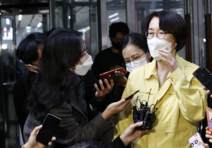 임혜숙 장관이 26일 오후 KT네트워크 관제센터를 나서며 취재진 질문에 답변하고 있다. [사진=연합뉴스]