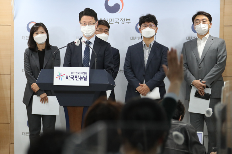 홍진배 과학기술정보통신부 정보보호네트워크정책관이 29일 정부서울청사 브리핑실에서 25일 발생한 KT 네트워크 장애 원인분석 결과를 발표하고 있다. [사진=연합뉴스]