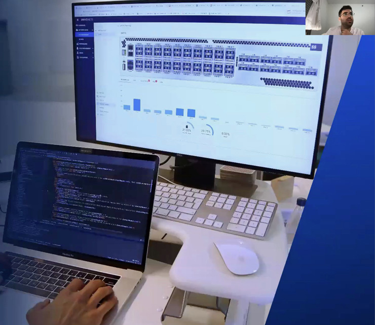 클라우드화된 백본 패킷 전달 장비를 드라이브넷 관계자가 실증하는 모습 [사진=LG유플러스]
