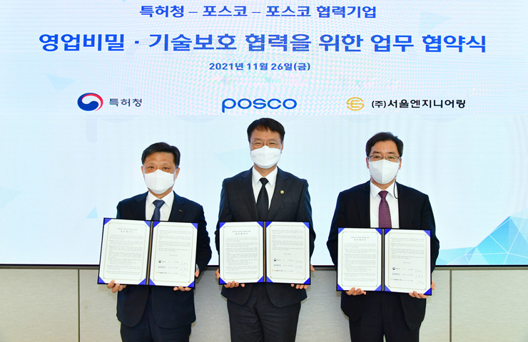 (왼쪽부터) 김학동 포스코 대표이사, 김용래 특허청장, 이해양 서울엔지니어링 대표이사 [사진=특허청]