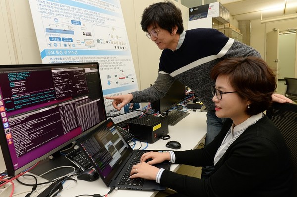 (왼쪽부터) ETRI 유태완 선임연구원, 홍정하 선임연구원이 이번 제정된 국제표준의 주요 기술을 시연하고 있다. [사진=ETRI]