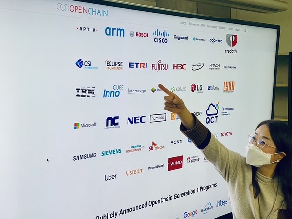 ETRI 박정숙 책임연구원이 오픈소스 관련 국제표준 인증기관을 설명하고 있다. [사진=ETRI]