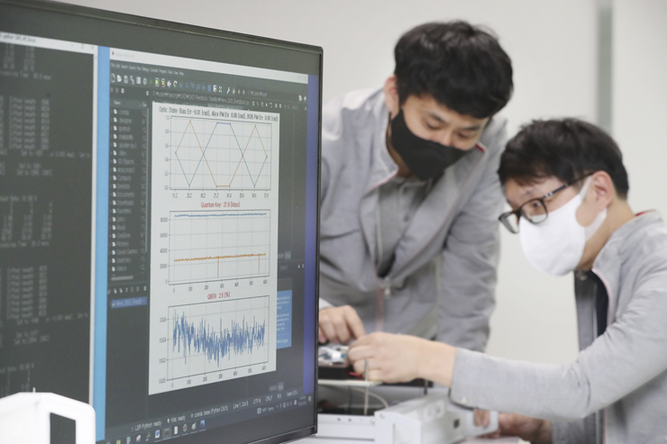 KT융합기술원에서 KT 엔지니어들이 20kbps 장비를 테스트하고 있다. [사진=KT]