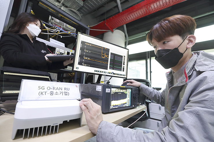 KT융합기술원에 구축된 O-RAN 테스트베드에서 KT연구원과 후지쯔 연구원이 멀티벤더 연동시험을 진행하고 있다. [사진=KT]