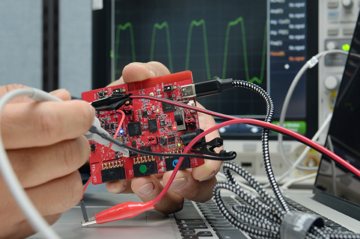 ETRI 연구진이 RVX 플랫폼을 활용해 개발한 초저전력 RISC-V 반도체의 성능을 측정하고 있다. [사진=ETRI]