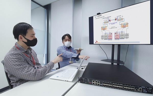 SK텔레콤 직원들이 KCMVP 인증 암호모듈이 설치된 전송장비에 대해 논의하고 있다. [사진=SK텔레콤]