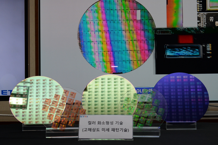 중기부가 연구인력지원사업에 참여할 중소기업을 모집한다. 소부장 분야 기업을 대상으로 연구인력을 최대 2명까지 확대, 지원할 계획이다. 사진은 포토레지스트 소재로 만든 OLED 디스플레이용 기판 [자료사진=ETRI]