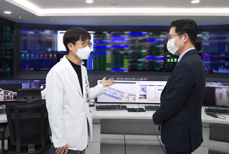 조경식 과학기술정보통신부 제2차관(오른쪽)이 20일 오후 용인세브란스병원을 방문해 박진영 용인세브란스병원 기획관리실장으로부터 통합반응상황실에 대한 설명을 듣고 있다. [사진=과기정통부]