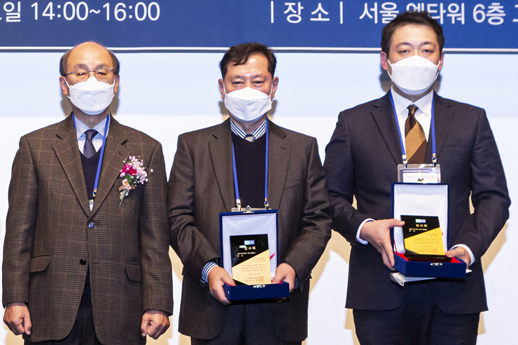 (왼쪽부터) 나노종합기술원 이조원 원장, EV그룹 한국지사장 양원식박사, 고객지원 매니저 이정훈 [사진=EV그룹]