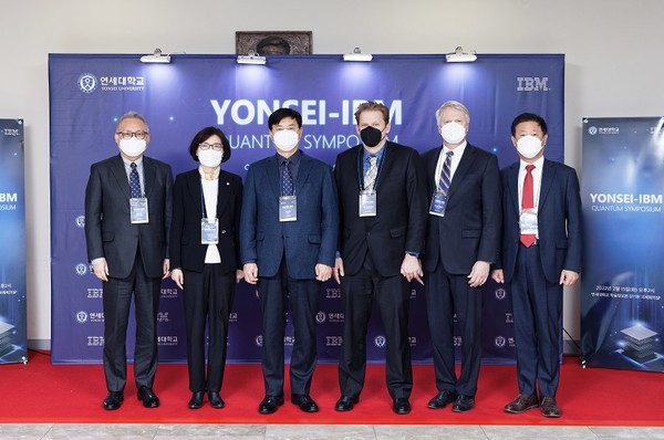 (왼쪽부터) 김동훈 연세대 행정대외부총장, 김은경 연세대 교학부총장, 서승환 연세대 총장, 제이 감베타 IBM 부사장, 조셉 브로즈 IBM 부사장, 원성식 한국 IBM 사장 [사진=IBM]