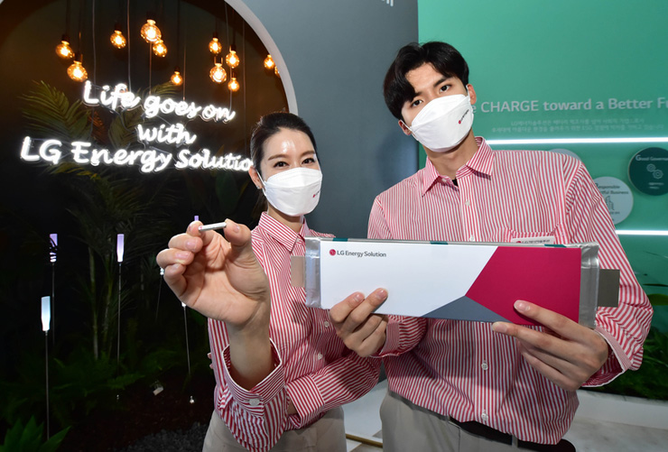사진은 지난해 6월 열린 '인터배터리 2021' 전시회 현장에서 LG에너지솔루션 모델이 초소형 원통형 배터리(왼쪽)와 파우치형 배터리인 롱셀(오른쪽)을 들어보이는 모습. [사진=LG에너지솔루션]