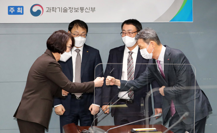 17일 오전 서울 중구 포스트타워에서 열린 과학기술정보통신부-통신3사 CEO 간담회에 앞서 임혜숙 장관(왼쪽부터), 구현모 KT 대표, 유영상 SK텔레콤 대표, 황현식 LG유플러스 대표가 인사를 나누고 있다. [사진=연합뉴스]