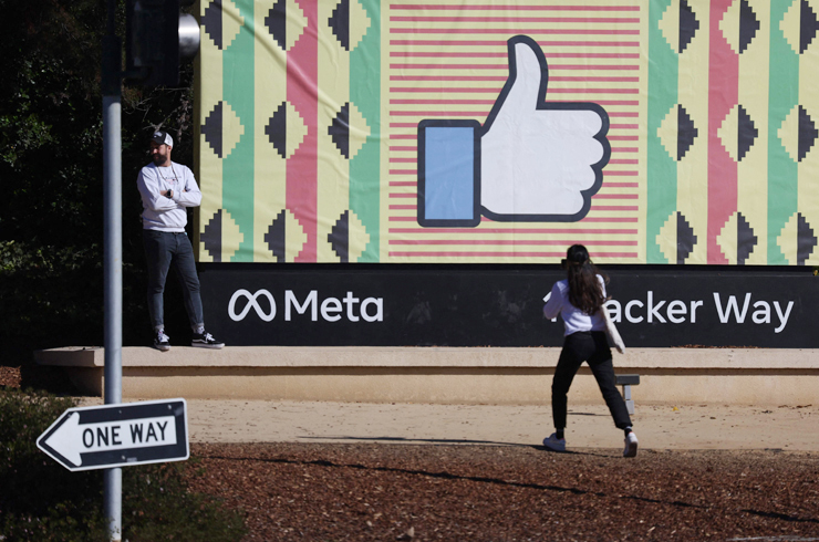 메타(페이스북)는 애플이 고객 개인정보보호 강화를 이유로 지난해 앱추적투명성(ATT) 정책을 도입하면서 광고 매출이 급락하기도 했다. 사진은 미국 캘리포니아주 멘로파크 소재 메타(페이스북) 오피스 [사진=AFP통신]