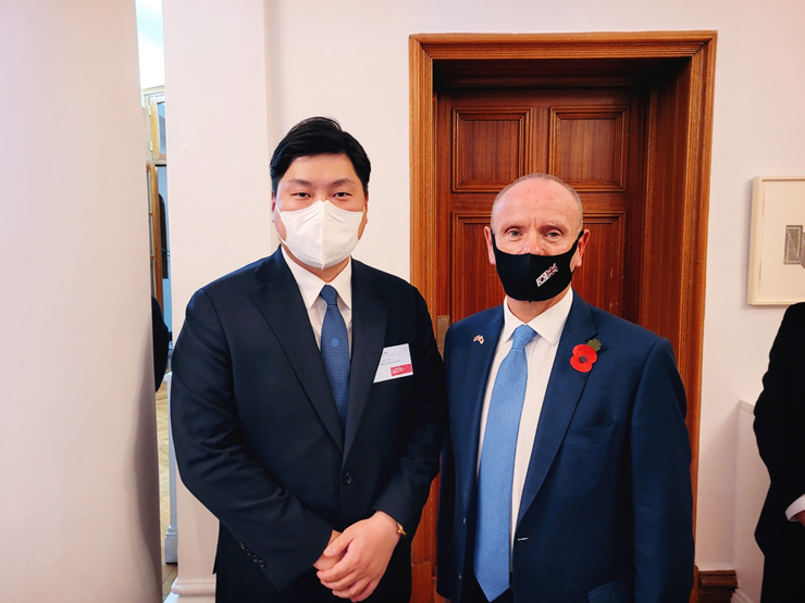 (왼쪽부터) 유성준 대진첨단소재 대표, 마이크 프리어 영국 국제통상부 무역통상 부장관 [사진=경기창조경제혁신센터]